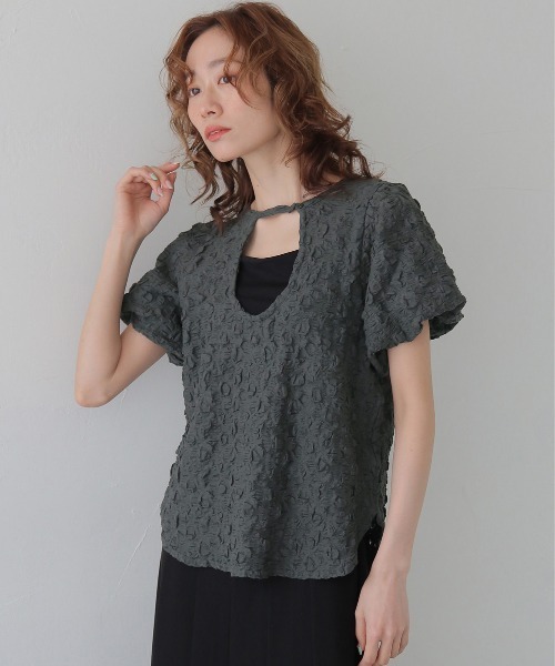 CLEIO（クレイオ）の「【CLEIO】ふくれジャガード２WAYパフスリーブプルオーバー BUBBLE JACQUARD 2WAY PUFF SLEEVE PULLOVER（Tシャツ/カットソー・レディース・アイボリー/チャコールグレー/ブラウン・FREE）」の3枚目の写真