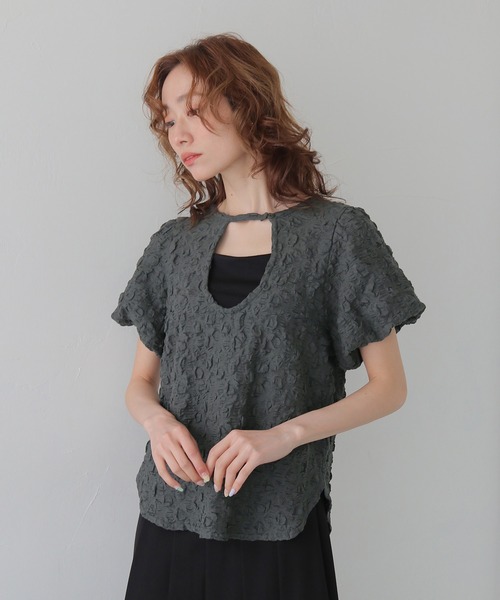 CLEIO（クレイオ）の「【CLEIO】ふくれジャガード２WAYパフスリーブプルオーバー BUBBLE JACQUARD 2WAY PUFF SLEEVE PULLOVER（Tシャツ/カットソー・レディース・アイボリー/チャコールグレー/ブラウン・FREE）」の17枚目の写真