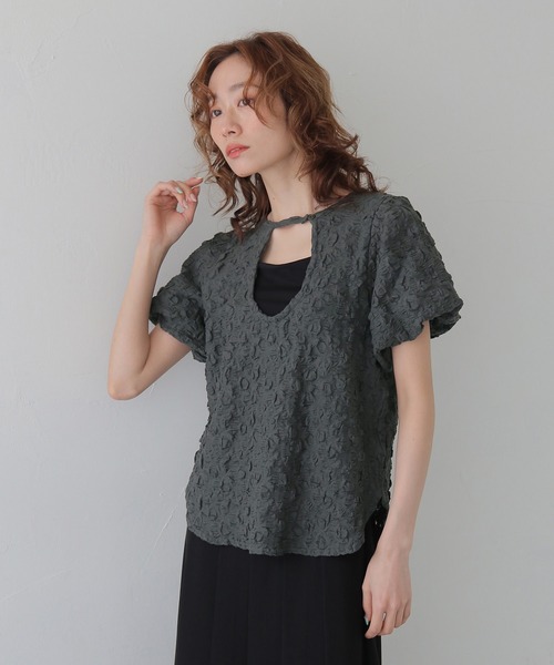CLEIO（クレイオ）の「【CLEIO】ふくれジャガード２WAYパフスリーブプルオーバー BUBBLE JACQUARD 2WAY PUFF SLEEVE PULLOVER（Tシャツ/カットソー・レディース・アイボリー/チャコールグレー/ブラウン・FREE）」の18枚目の写真