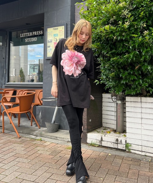 BLOOMING CHARM(ブルーミングチャーム)の「Flower print big T-shirt(Tシャツ/カットソー・レディース・ブラック・X-LARGE)」の3枚目の写真