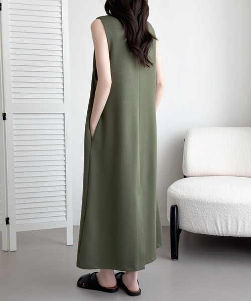 ABITOKYO(アビトーキョー)の「ジップアップVネックジャンパースカート(ジャンパースカート・レディース・カーキ/ブラック/チャコールグレー・M/L)」の6枚目の写真