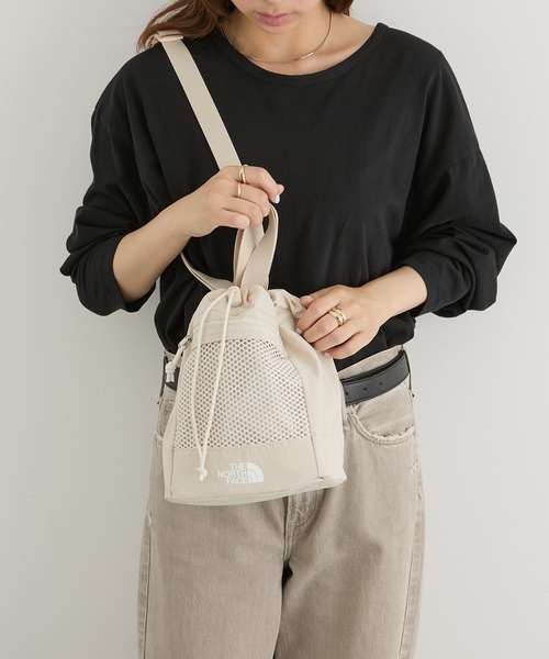THE NORTH FACE(ザノースフェイス)の「【THE NORTH FACE】LINDEN MESH BUCKET BAG MINI NN2PR82(ショルダーバッグ・レディース・ブラック/アイボリー・FREE)」の2枚目の写真