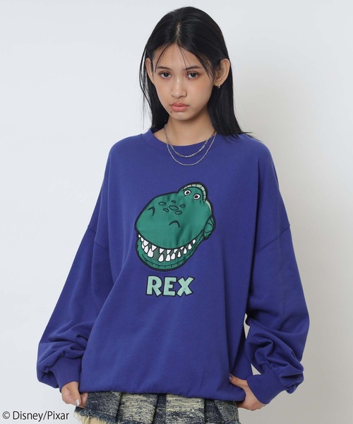 4GEEKS BY SPIRALGIRL(フォーギークスバイスパイラルガール)の「【Disney/Pixar/レックス】裏毛プルオーバー(スウェット・レディース・ブルー・FREE)」の3枚目の写真