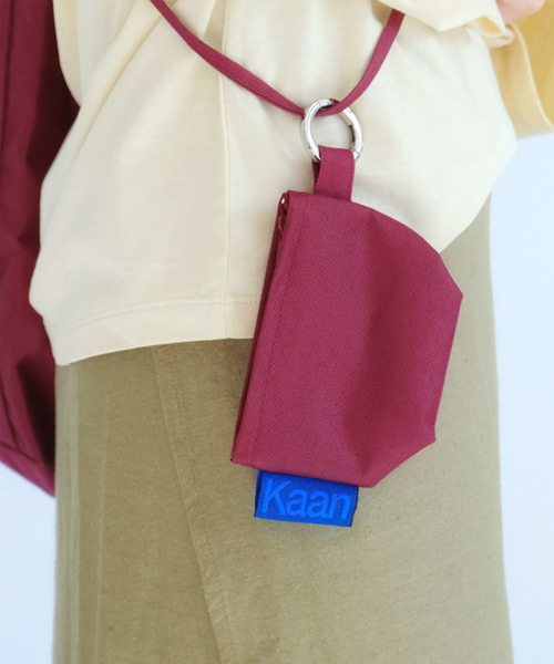 IENA LA BOUCLE(イエナラブークル)の「《撥水》KAAN カーン MINI LANYARD ポーチ K-MPOSW-AZU(クラッチバッグ・レディース・ベージュ/レッド・FREE)」の4枚目の写真