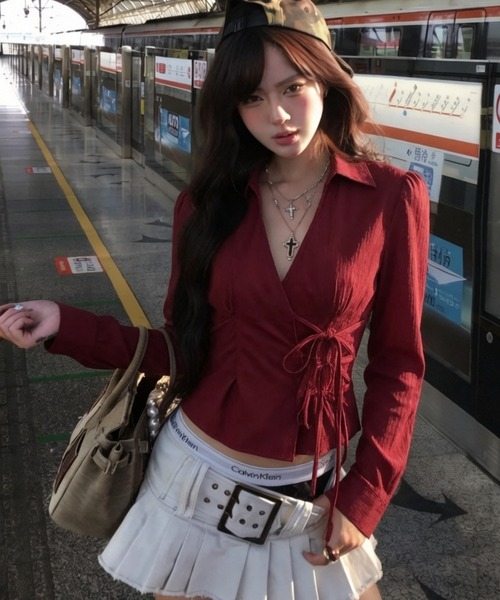 FREE STYLISTS(フリー スタイリスト)の「Y2K ギャル風 Vネック ウエスト絞り スリムフィット リボンタイ 薄手 春・秋 長袖 シャツ レディース(シャツ/ブラウス・レディース・ホワイト/レッド・M)」の2枚目の写真