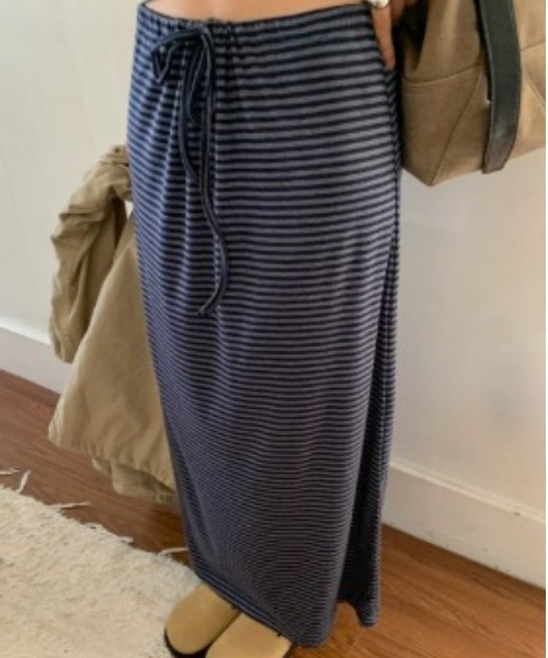 LOENNE(ロエヌ)の「Striped Drawstring Maxi Skirt / ボーダードローストリングマキシスカート(スカート・レディース・ブラウン/ブラック/グレー・FREE)」の1枚目の写真