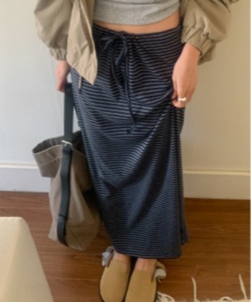 LOENNE(ロエヌ)の「Striped Drawstring Maxi Skirt / ボーダードローストリングマキシスカート(スカート・レディース・ブラウン/ブラック/グレー・FREE)」の4枚目の写真
