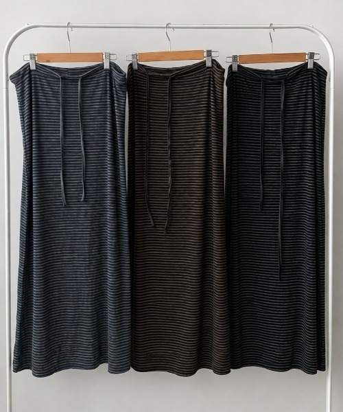 LOENNE(ロエヌ)の「Striped Drawstring Maxi Skirt / ボーダードローストリングマキシスカート(スカート・レディース・ブラウン/ブラック/グレー・FREE)」の11枚目の写真
