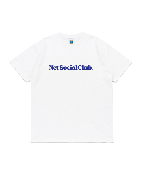 NET SOCIAL CLUB(ネットソーシャルクラブ)の「ビビッドストレートロゴ半袖Tシャツ(ホワイト/ブルー)(Tシャツ/カットソー・レディース・その他・LARGE/MEDIUM/SMALL/X-LARGE)」の1枚目の写真