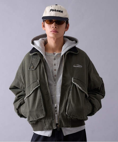 Perushu(ペルーシュ)の「Vintage Washed Boa Collar Duck Flight Jacket/ヴィンテージウォッシュ ボアカラー ダック フライトジャケット(ブルゾン・メンズ・カーキ/ブラウン/ブラック・MEDIUM/SMALL/LARGE)」の3枚目の写真