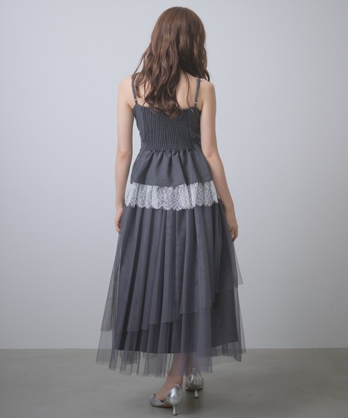 AND COUTURE(アンドクチュール)の「レイヤードビスチェキャミワンピース(ワンピース・レディース・ブラック/チャコールグレー・FREE)」の8枚目の写真