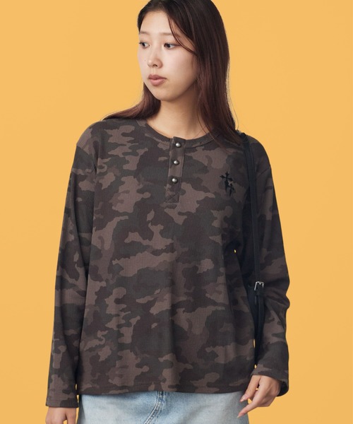 ROOPTOKYO(ループトウキョウ)の「ワンポイント刺繍ワッフルヘンリーネックロンロンT カモフラージュ柄 迷彩柄 Tシャツ 長袖 ワッフル生地 カジュアル y2K ストリート メンズ レディース 2026年 秋 秋服 冬 冬服(Tシャツ/カットソー・メンズ・カーキ/カーキ系2・M/L)」の1枚目の写真