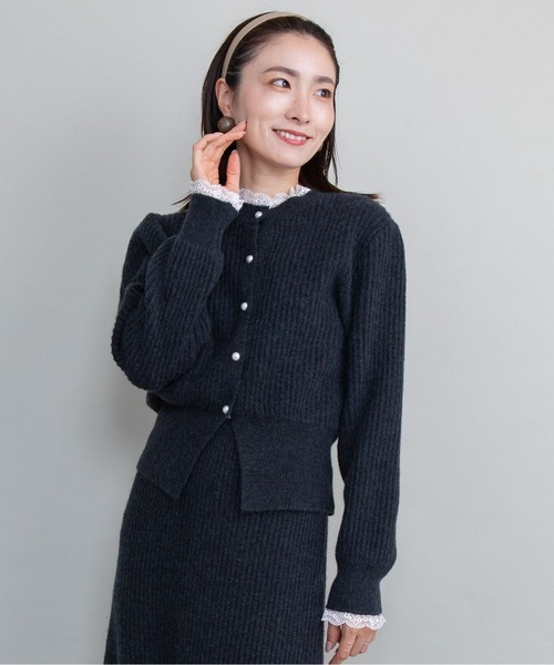 lodie（ロディ）の「【セット】レーストリムリブカーデ×フレアスカート（セットアップ・レディース・ベージュ/チャコールグレー・FREE）」の4枚目の写真