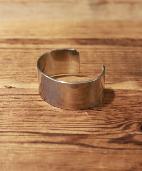 amp japan(アンプジャパン)の「German Silver Plain Bangle-Middle-(ジャーマンシルバー プレーン ミドルサイズ バングル)(バングル/リストバンド・メンズ・シルバー・MEDIUM)」の4枚目の写真