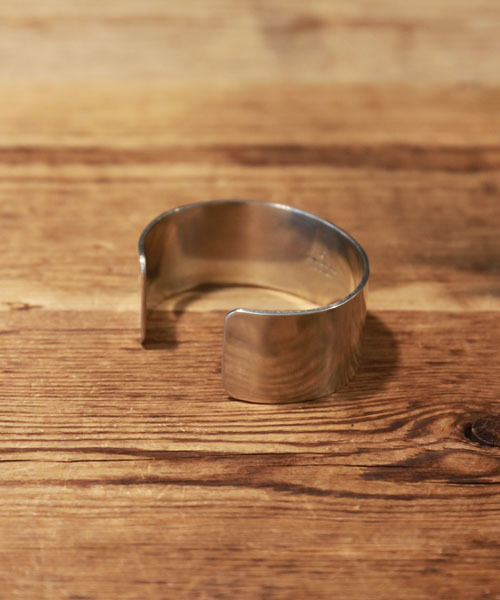 amp japan(アンプジャパン)の「German Silver Plain Bangle-Middle-(ジャーマンシルバー プレーン ミドルサイズ バングル)(バングル/リストバンド・メンズ・シルバー・MEDIUM)」の5枚目の写真