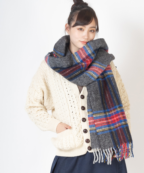 TWEED MILL（ツイードミル）の「ツイードミル 厚手マフラー 別注限定カラー（マフラー・レディース・ブラック/グレー/チェック/レッド/キャメル/クリーム/ピンク/イエロー×グレー/ホワイト×レッド/ライトブルー/レッド系/レッド系1・FREE）」の4枚目の写真