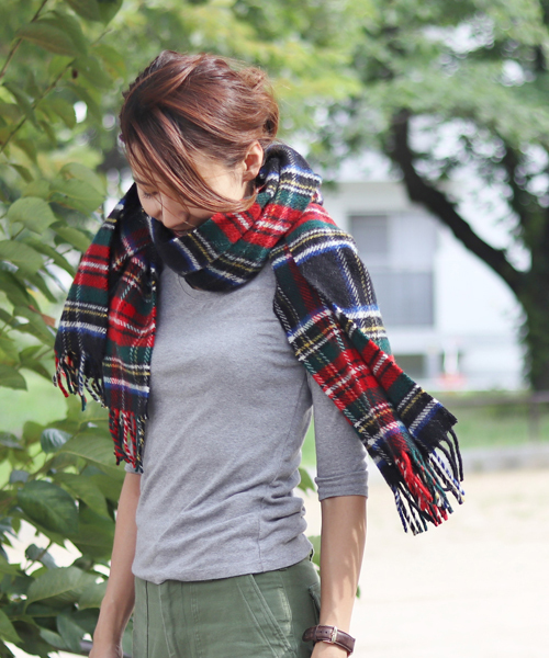 TWEED MILL（ツイードミル）の「ツイードミル 厚手マフラー 別注限定カラー（マフラー・レディース・ブラック/グレー/チェック/レッド/キャメル/クリーム/ピンク/イエロー×グレー/ホワイト×レッド/ライトブルー/レッド系/レッド系1・FREE）」の13枚目の写真