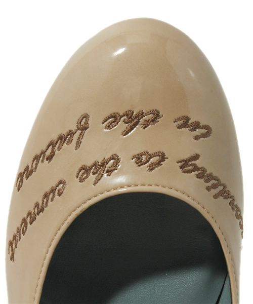 alcali(アルカリ)の「mie scarpe / 船底メッセージパンプス(パンプス・レディース・ブラック/ベージュ・2/3/4)」の5枚目の写真