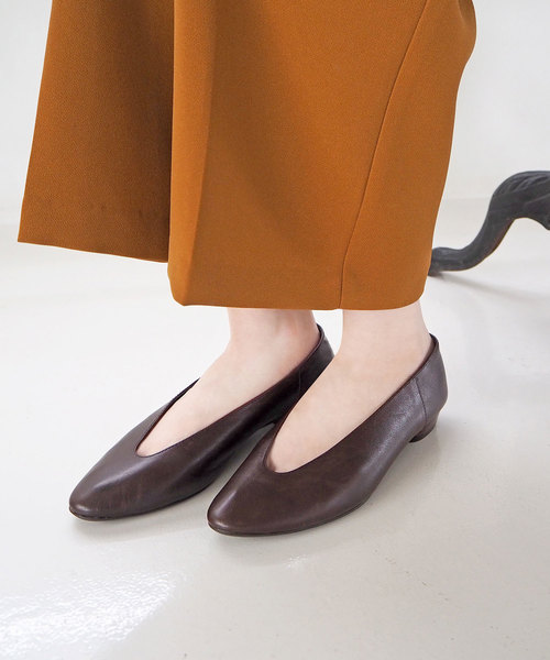 enchanted(エンチャンテッド)の「本革ソフトレザーVカットバブーシュ(パンプス・レディース・ブラック/ダークブラウン/グレー/パイソン/アイボリー/ブラウン/シルバー/ベージュ/シルバー系その他2/シャンパン/ブラックミックス/ブロンズ/ブラウン系その他/ブラック系その他4/シルバー系その他5/プラチナム/ナチュラル/ライトグレー/ライトブラウン・35/36/37/38/39/40/41)」の7枚目の写真