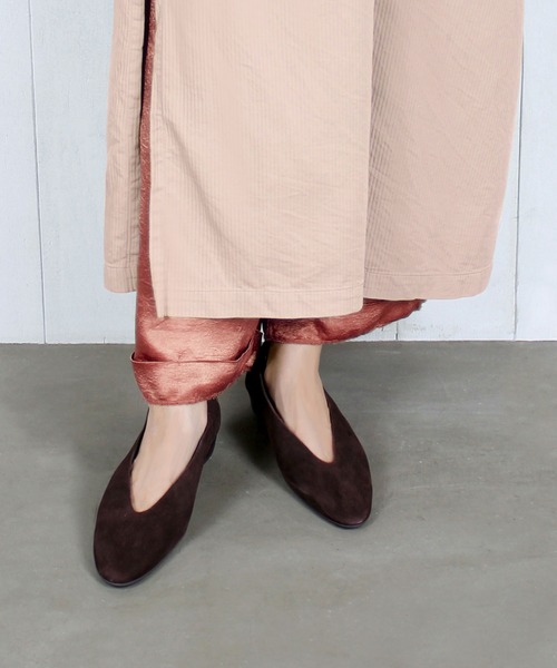 enchanted(エンチャンテッド)の「本革ソフトレザーVカットバブーシュ(パンプス・レディース・ブラック/ダークブラウン/グレー/パイソン/アイボリー/ブラウン/シルバー/ベージュ/シルバー系その他2/シャンパン/ブラックミックス/ブロンズ/ブラウン系その他/ブラック系その他4/シルバー系その他5/プラチナム/ナチュラル/ライトグレー/ライトブラウン・35/36/37/38/39/40/41)」の10枚目の写真