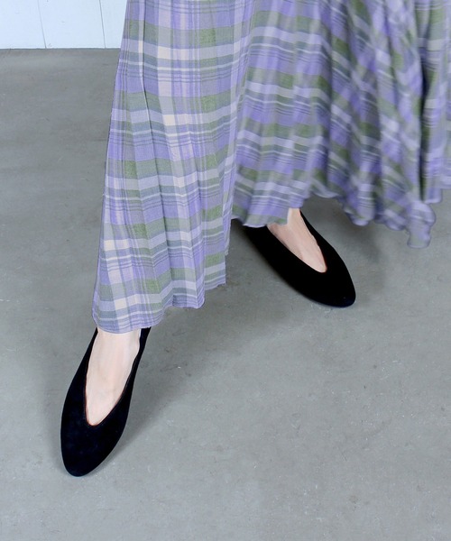 enchanted(エンチャンテッド)の「本革ソフトレザーVカットバブーシュ(パンプス・レディース・ブラック/ダークブラウン/グレー/パイソン/アイボリー/ブラウン/シルバー/ベージュ/シルバー系その他2/シャンパン/ブラックミックス/ブロンズ/ブラウン系その他/ブラック系その他4/シルバー系その他5/プラチナム/ナチュラル/ライトグレー/ライトブラウン・35/36/37/38/39/40/41)」の4枚目の写真