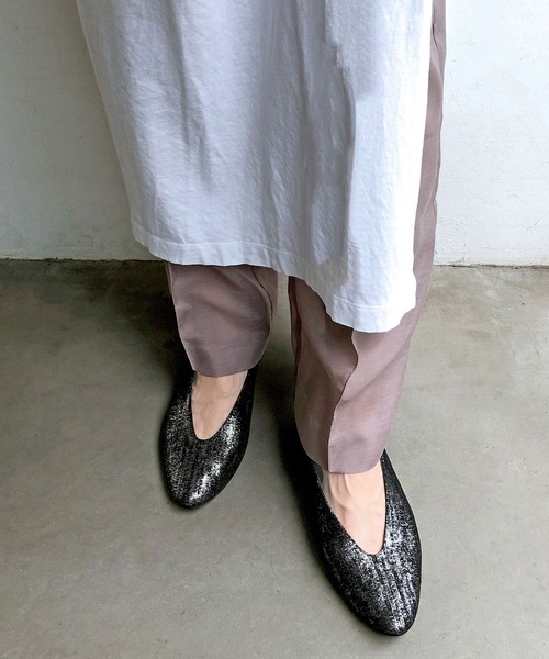 enchanted(エンチャンテッド)の「本革ソフトレザーVカットバブーシュ(パンプス・レディース・ブラック/ダークブラウン/グレー/パイソン/アイボリー/ブラウン/シルバー/ベージュ/シルバー系その他2/シャンパン/ブラックミックス/ブロンズ/ブラウン系その他/ブラック系その他4/シルバー系その他5/プラチナム/ナチュラル/ライトグレー/ライトブラウン・35/36/37/38/39/40/41)」の16枚目の写真