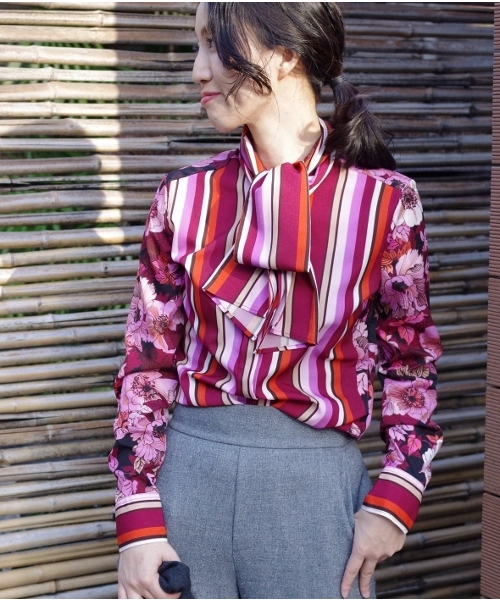 NARACAMICIE（ナラカミーチェ）の「フラワー＆ストライプボウタイ長袖ブラウス（シャツ/ブラウス・レディース・レッド/ブルー・SMALL/MEDIUM/LARGE）」の5枚目の写真