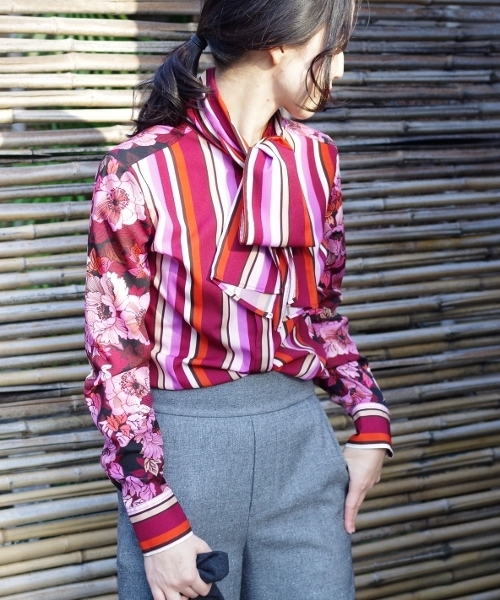 NARACAMICIE（ナラカミーチェ）の「フラワー＆ストライプボウタイ長袖ブラウス（シャツ/ブラウス・レディース・レッド/ブルー・SMALL/MEDIUM/LARGE）」の3枚目の写真