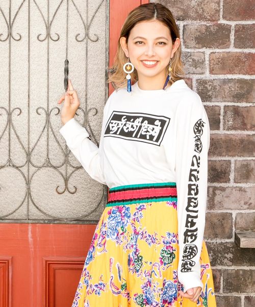 チャイハネ（チャイハネ）の「【チャイハネ】エスニックロゴスポーティTシャツ（ユニセックス）（Tシャツ/カットソー・メンズ・ホワイト/ブラック・FREE）」の2枚目の写真