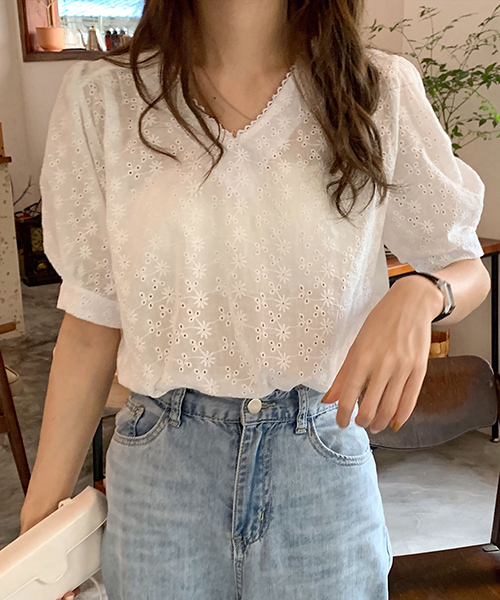Mayree(メイリー)の「【Mayree】Vネック フラワーレース パフスリーブ ブラウス(シャツ ブラウス)」 - WEAR Mayree(メイリー)の「【Mayree】Vネック フラワーレース パフスリーブ ブラウス(シャツ ブラウス)」 - WEAR
