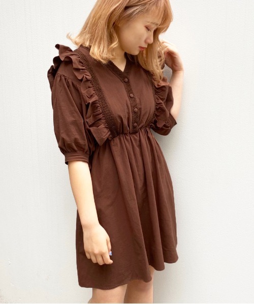 apres jour(アプレジュール)の「フリルレースワンピース【ZOZOTOWN限定アイテム】(ワンピース・レディース・オフホワイト/ダークブラウン/モカ・フリー)」の8枚目の写真