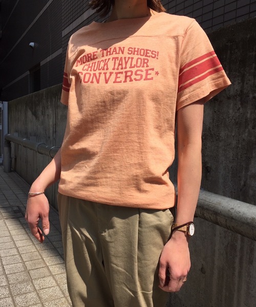 CONVERSE（コンバース）の「【CONVERSE/コンバース】レディース 袖ラインカレッジプリントTシャツ アメカジ（Tシャツ/カットソー・レディース・ホワイト/オレンジ/グリーン/チャコールグレー・MEDIUM/LARGE）」の4枚目の写真
