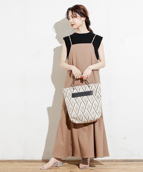 natural couture（ナチュラルクチュール）の「【WEB限定カラー有り】前後2WAY貝釦綿麻キャミワンピース（ワンピース・レディース・ブラック/ブラウン/ライトベージュ/サックスブルー/レンガ・FREE）」の2枚目の写真