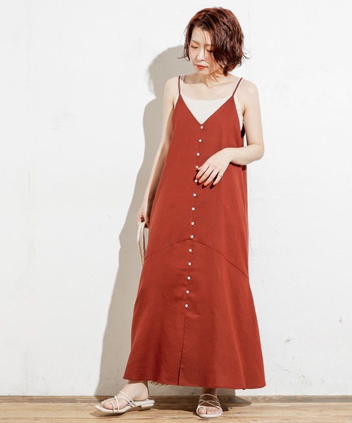 natural couture（ナチュラルクチュール）の「【WEB限定カラー有り】前後2WAY貝釦綿麻キャミワンピース（ワンピース・レディース・ブラック/ブラウン/ライトベージュ/サックスブルー/レンガ・FREE）」の5枚目の写真