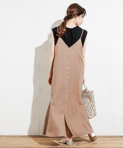 natural couture（ナチュラルクチュール）の「【WEB限定カラー有り】前後2WAY貝釦綿麻キャミワンピース（ワンピース・レディース・ブラック/ブラウン/ライトベージュ/サックスブルー/レンガ・FREE）」の6枚目の写真