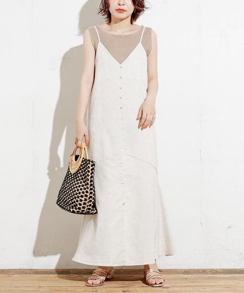 natural couture（ナチュラルクチュール）の「【WEB限定カラー有り】前後2WAY貝釦綿麻キャミワンピース（ワンピース・レディース・ブラック/ブラウン/ライトベージュ/サックスブルー/レンガ・FREE）」の12枚目の写真