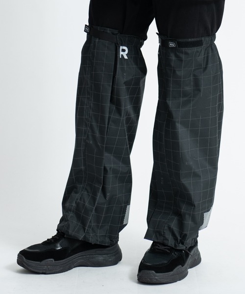 KiU（キウ）の「ウォータープルーフ バイシクルゲイター【VISIBLE GRID】（レインコート/ポンチョ・メンズ・ブラック/ベージュ・FREE）」の2枚目の写真