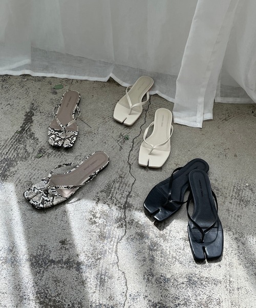 CAPRICIEUX LE'MAGE(カプリシューレマージュ)の「ヴィーガンレザービーサン(サンダル・レディース・ブラック/グレー/アイボリー・38/36/37)」の4枚目の写真