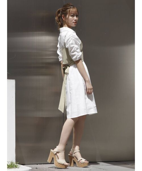 dazzlin（ダズリン）の「ビスチェシャツワンピース（シャツワンピース・レディース・オフホワイト/ブルー/ベージュ・FREE）」の4枚目の写真