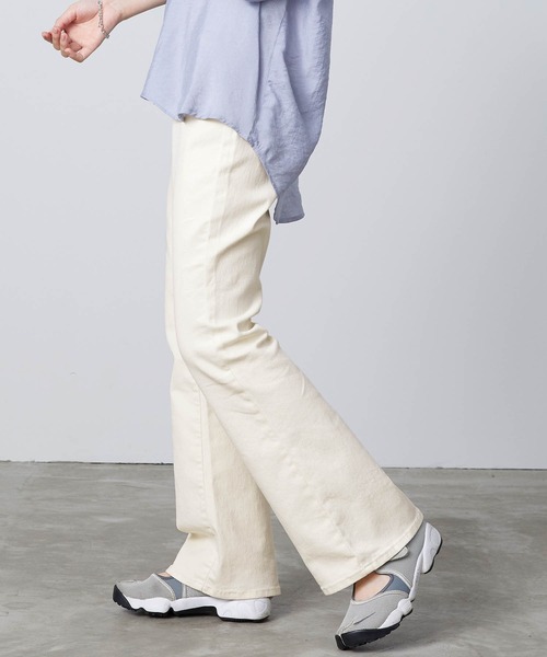 mikke(ミッケ)の「ストレッチ カラーセミフレアパンツ(デニムパンツ・レディース・ホワイト/チャコールグレー/ピンク/ブルー/マスタード・FREE)」の2枚目の写真