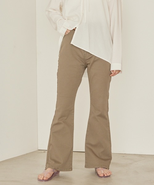 mikke(ミッケ)の「ストレッチ カラーセミフレアパンツ(デニムパンツ・レディース・ホワイト/チャコールグレー/ピンク/ブルー/マスタード・FREE)」の1枚目の写真