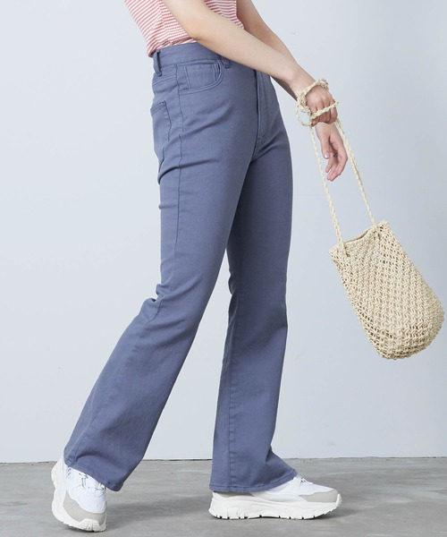 mikke(ミッケ)の「ストレッチ カラーセミフレアパンツ(デニムパンツ・レディース・ホワイト/チャコールグレー/ピンク/ブルー/マスタード・FREE)」の3枚目の写真