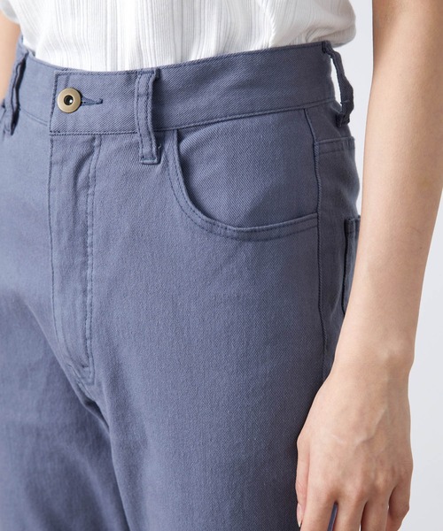 mikke(ミッケ)の「ストレッチ カラーセミフレアパンツ(デニムパンツ・レディース・ホワイト/チャコールグレー/ピンク/ブルー/マスタード・FREE)」の11枚目の写真