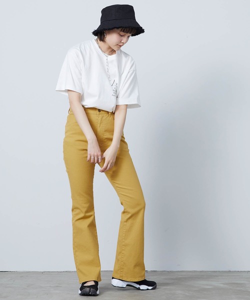 mikke(ミッケ)の「ストレッチ カラーセミフレアパンツ(デニムパンツ・レディース・ホワイト/チャコールグレー/ピンク/ブルー/マスタード・FREE)」の12枚目の写真