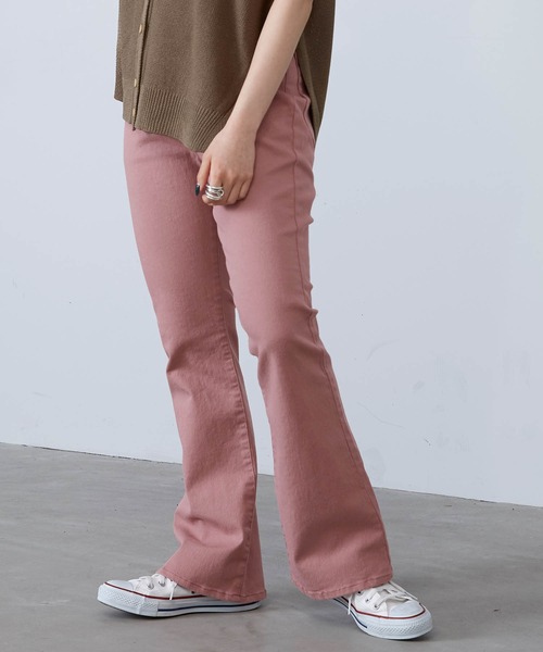 mikke(ミッケ)の「ストレッチ カラーセミフレアパンツ(デニムパンツ・レディース・ホワイト/チャコールグレー/ピンク/ブルー/マスタード・FREE)」の6枚目の写真