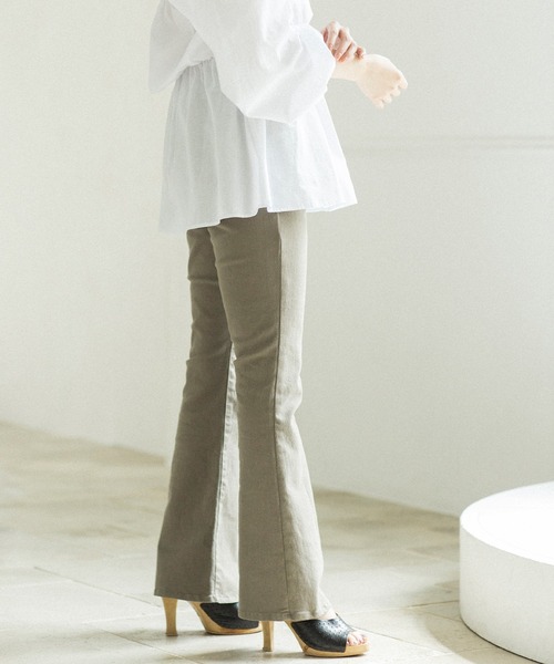 mikke(ミッケ)の「ストレッチ カラーセミフレアパンツ(デニムパンツ・レディース・ホワイト/チャコールグレー/ピンク/ブルー/マスタード・FREE)」の8枚目の写真