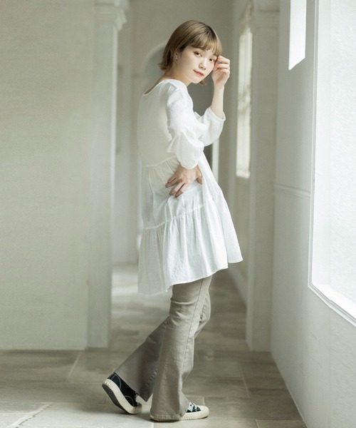 mikke(ミッケ)の「ストレッチ カラーセミフレアパンツ(デニムパンツ・レディース・ホワイト/チャコールグレー/ピンク/ブルー/マスタード・FREE)」の16枚目の写真