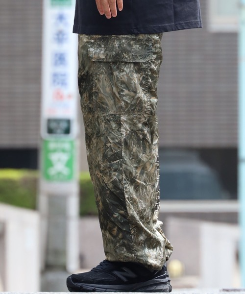 PLEASURES（プレジャー）の「PLEASURES/プレジャーズ  JEFFERY NYLON CARGO PANT カーゴパンツ（カーゴパンツ・メンズ・グレー/カーキ・M/L）」の3枚目の写真