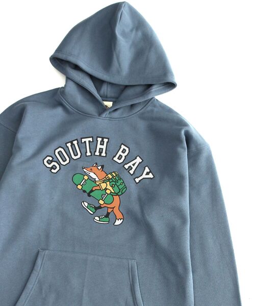 NAVAL(ナバル)の「CAMPLAY by Kailua Bay / COLLEGE FOX SWEAT PARKA / カレッジ フォックス スウェット パーカー(パーカー・メンズ・キナリ/イエロー/ブルーグレー・MEDIUM/LARGE)」の2枚目の写真