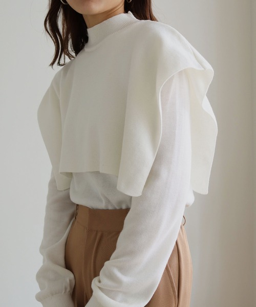 HER CLOSET(ハークローゼット)の「【shemoshelly】ケープレイヤードハイネックニット(ニット/セーター・レディース・ホワイト/ブラック/モカ/レッド/ブルー/グリーン・M)」の2枚目の写真